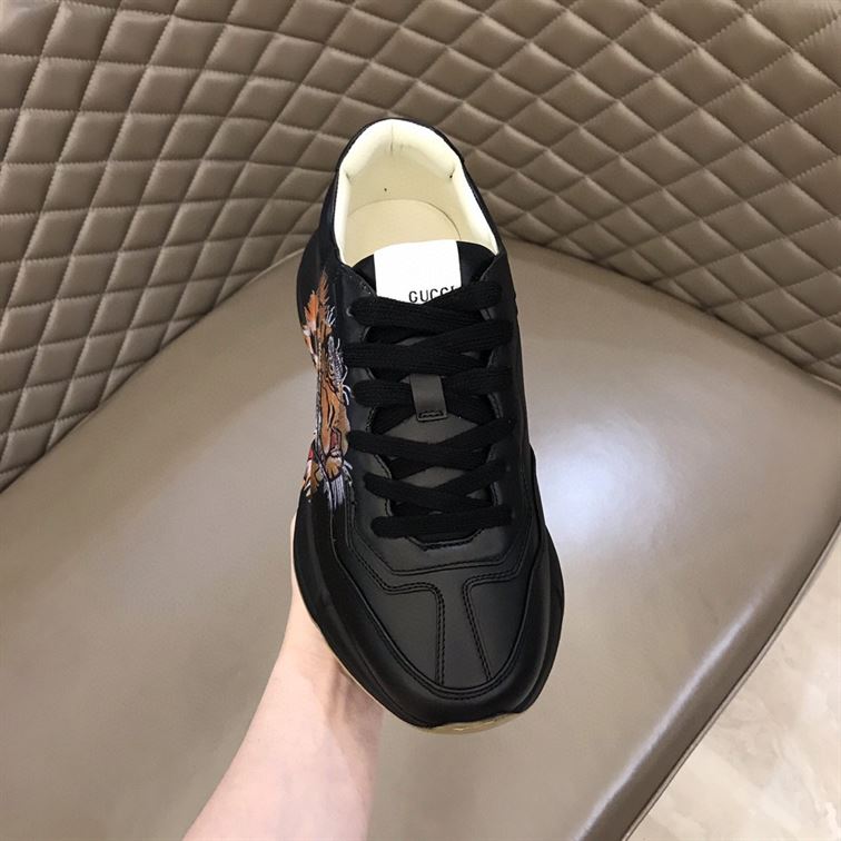 Gvc*1 RHYTON LEATHER SNEAKER WITH TIGER   GCC017