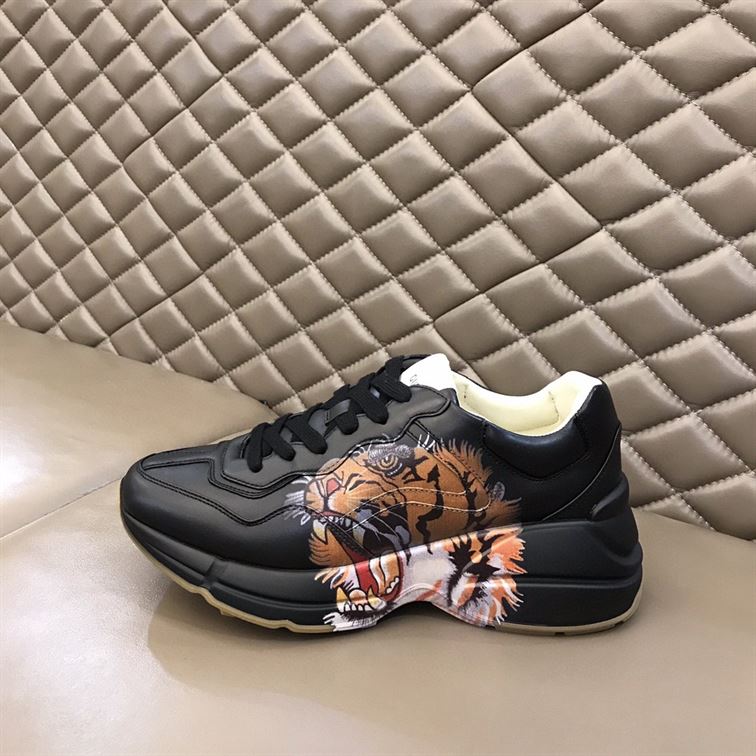 Gvc*1 RHYTON LEATHER SNEAKER WITH TIGER   GCC017