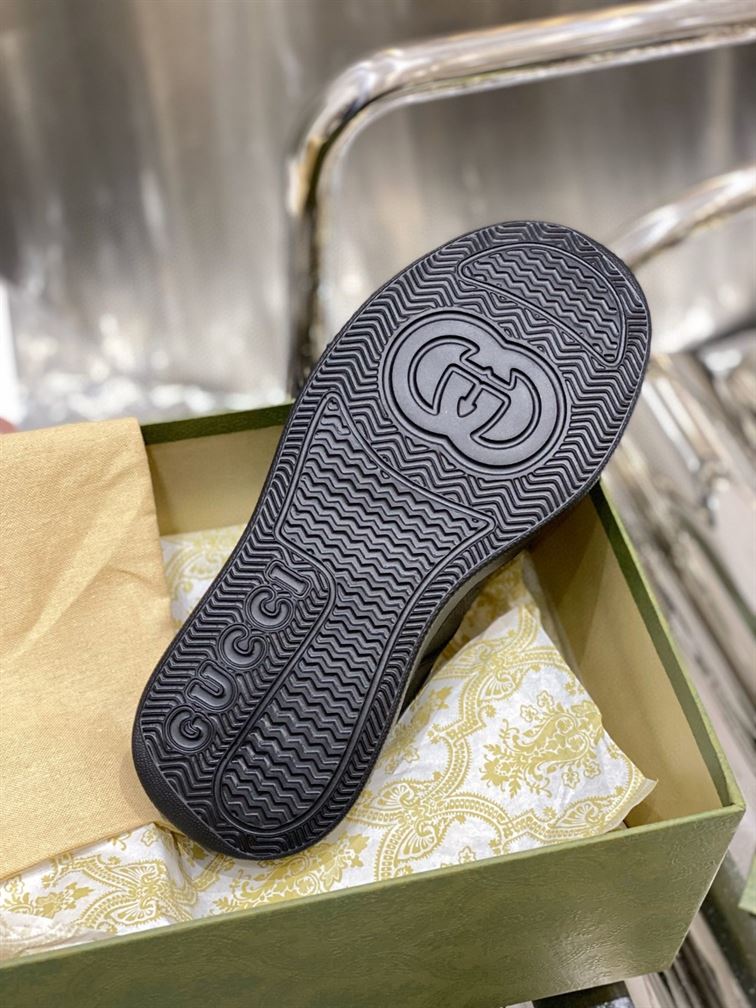 Gvc*1 MEN S GG EMBOSSED SNEAKER BLACK LEATHER   GCC004