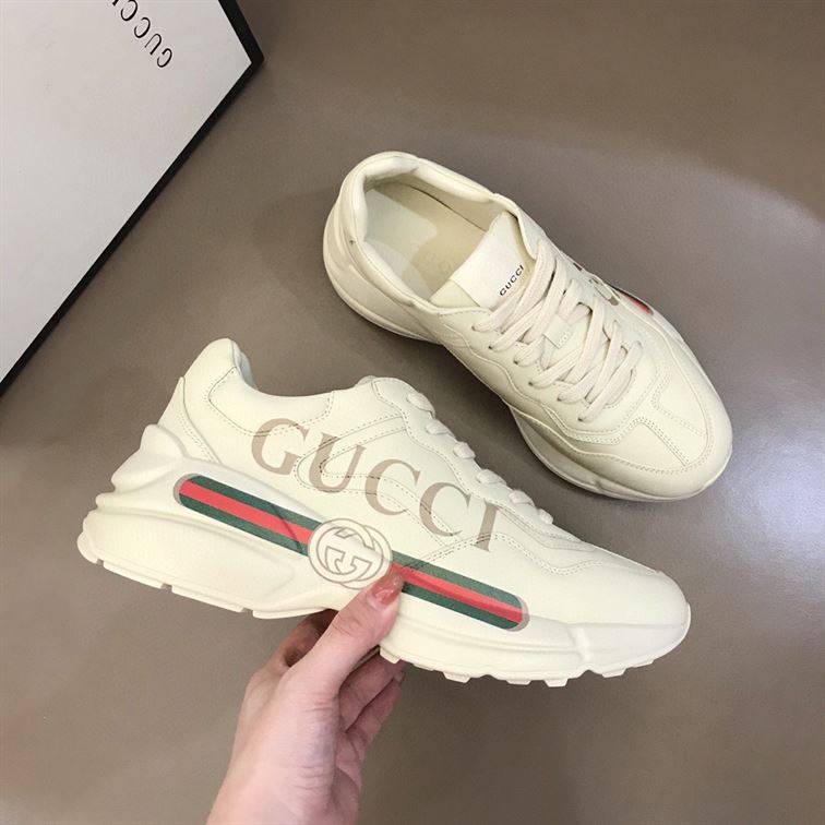 Gvc*1 WOMEN S RHYTON Gvc*1 LOGO LEATHER SNEAKER   GCC008