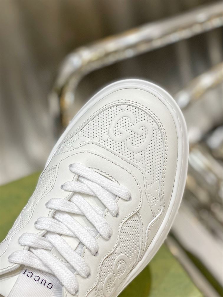 Gvc*1 MEN S GG EMBOSSED SNEAKER WHITE LEATHER   GCC005