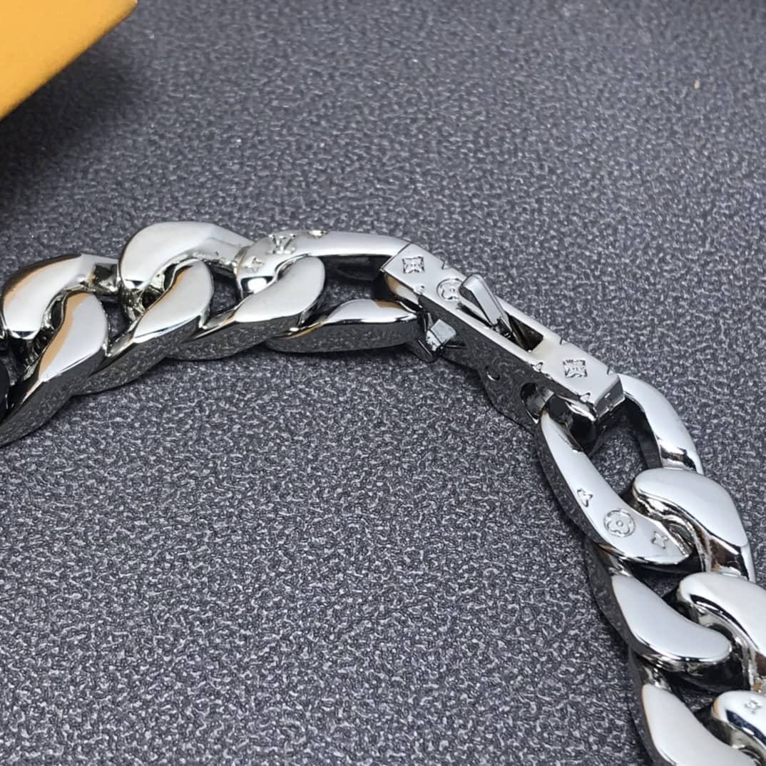 L0vis Vvtt0n Necklace First Copy