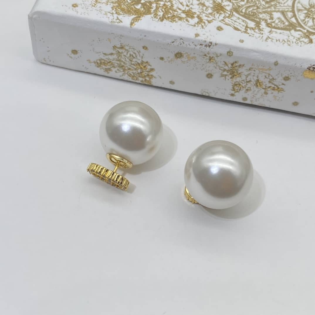 Top Quality Chr1st1an D10r Earring