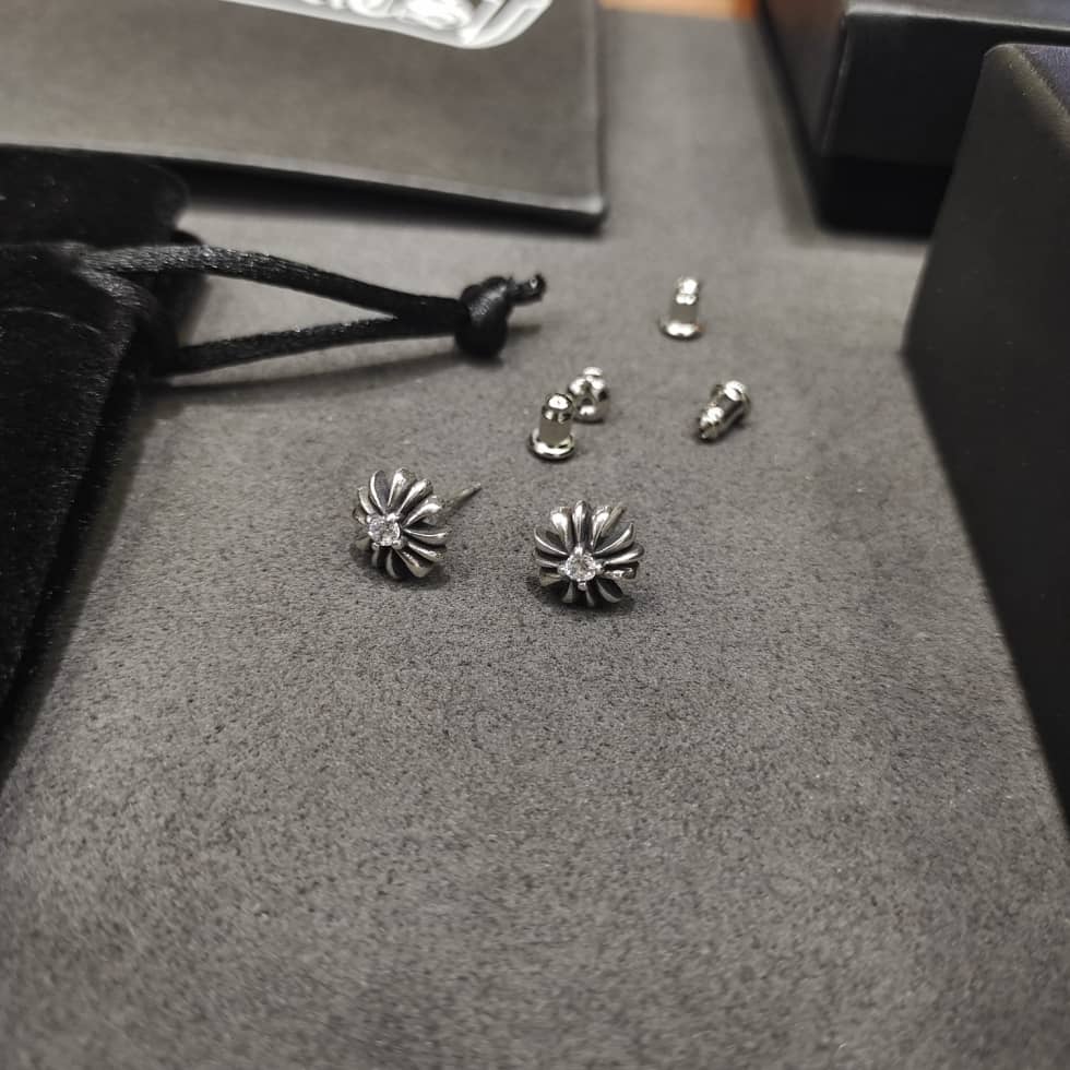 Knockoff Ch*0me He**ts Logo Earring