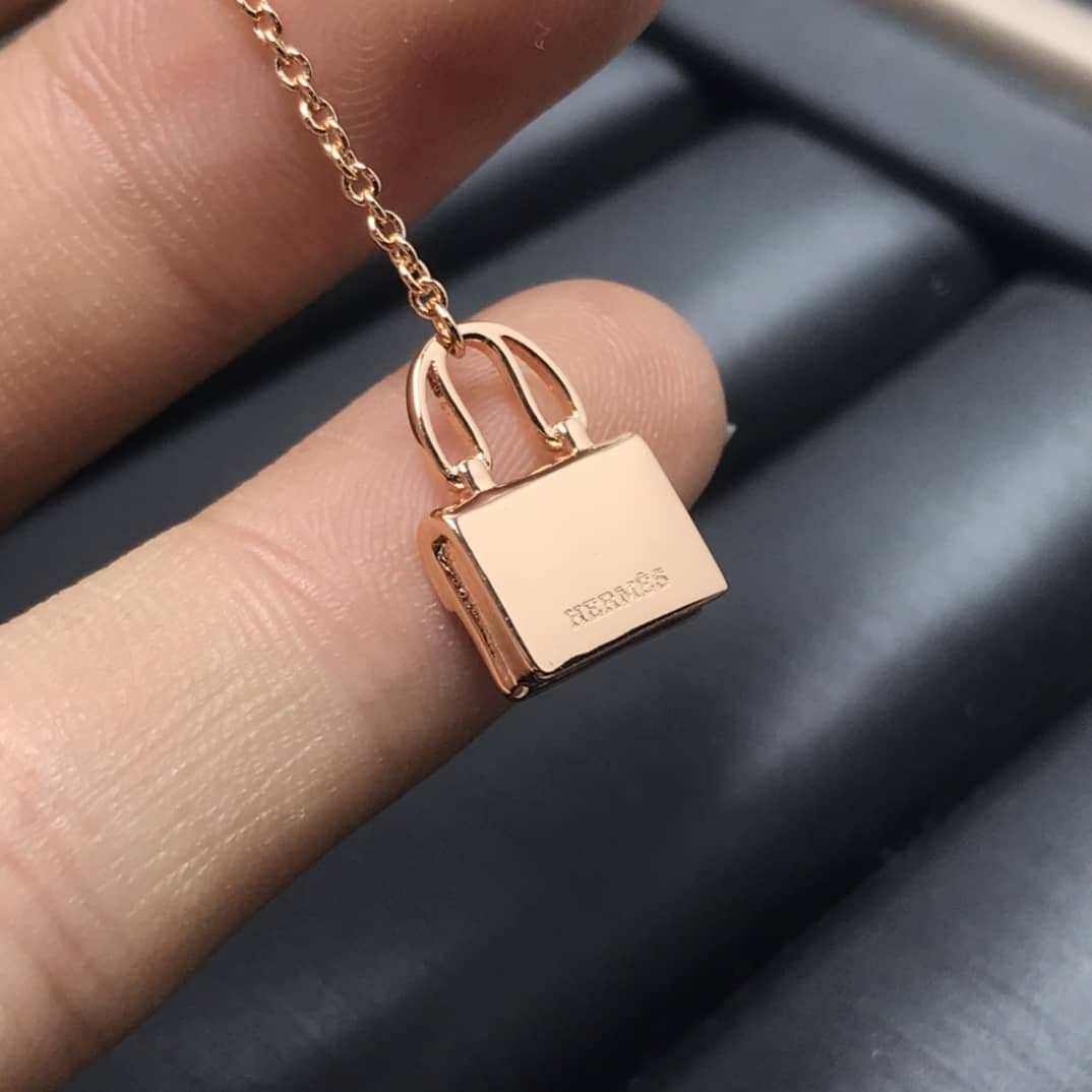 Fake H**me5 Logo Earring