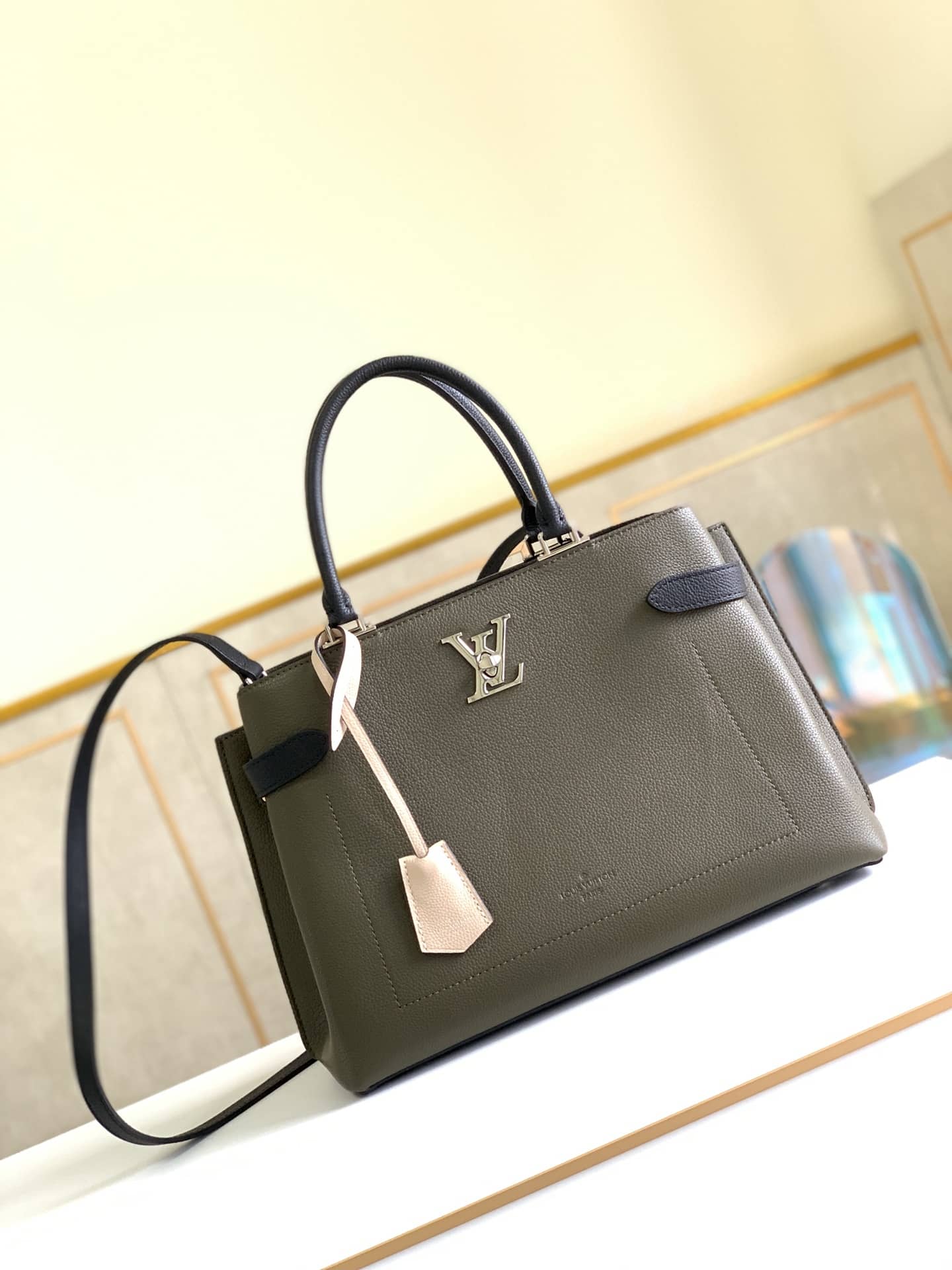 L0vis Vvtt0n Lockme Day Tote Replica Green M53730