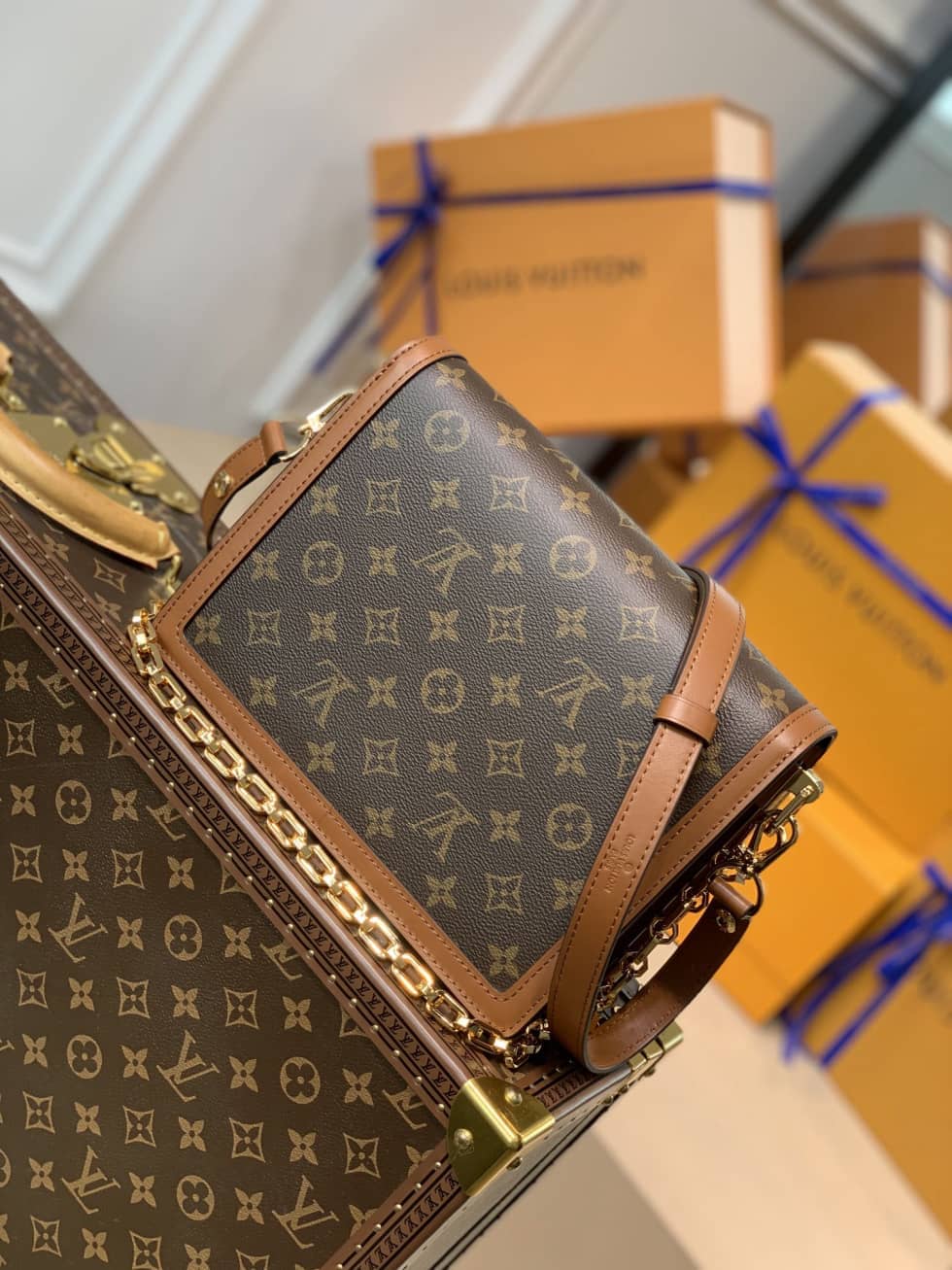 L0vis Vvtt0n Monogram Dauphine MM M44391 Replica Crossbody Bag