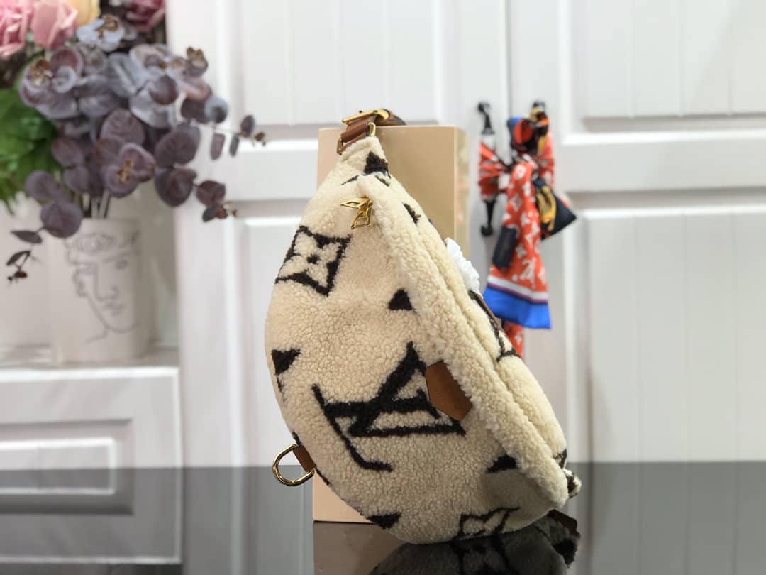 L0vis Vvtt0n Giant Monogram Teddy MM Replica Waist Bag M55425