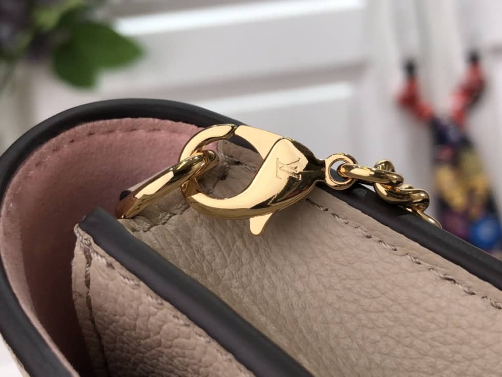 L0vis Vvtt0n Mylockme Chain Pochette M63471 Replica Crossbody Bag