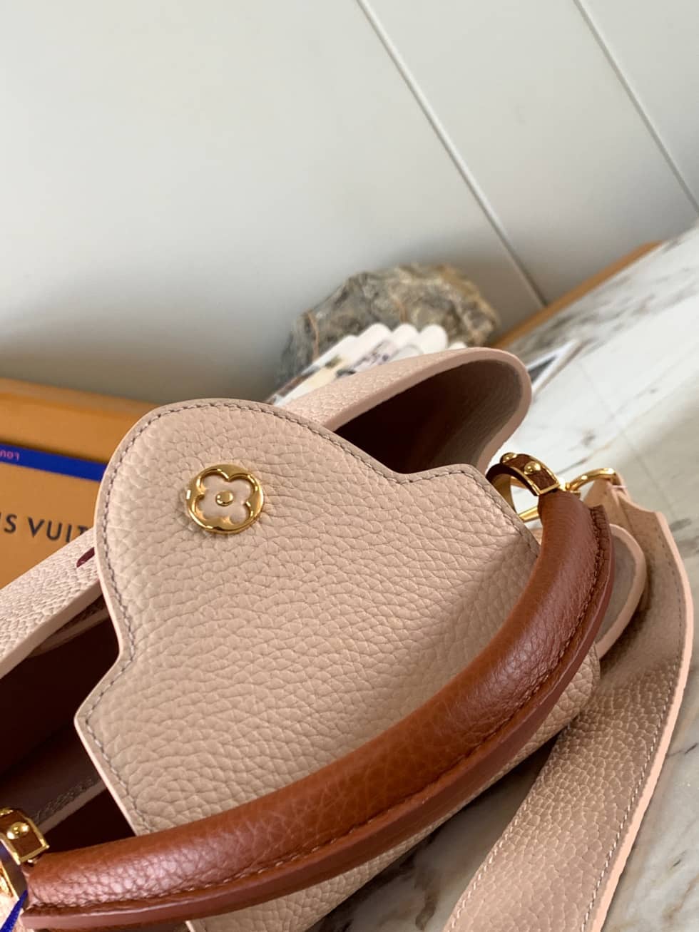 L0vis Vvtt0n Capucines Taurillon Leather Shoulder Bag Replica