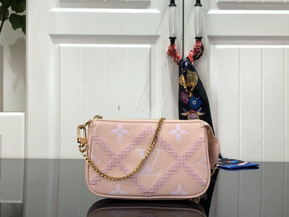 L0vis Vvtt0n Mini Pochette Accessoires Empreinte Broderies Pink M81140 Replica