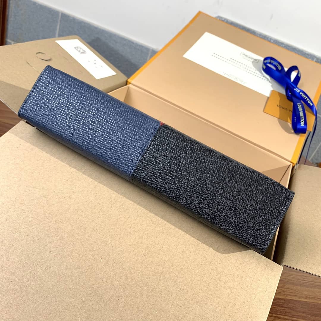 L0vis Vvtt0n Pochette Voyage MM Taiga Leather Replica Blue Red Black M30718