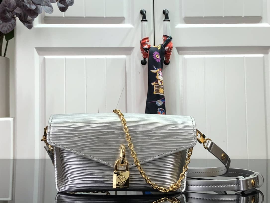 L0vis Vvtt0n Epi Leather Padlock On Strap Replica Bag Silver M80819