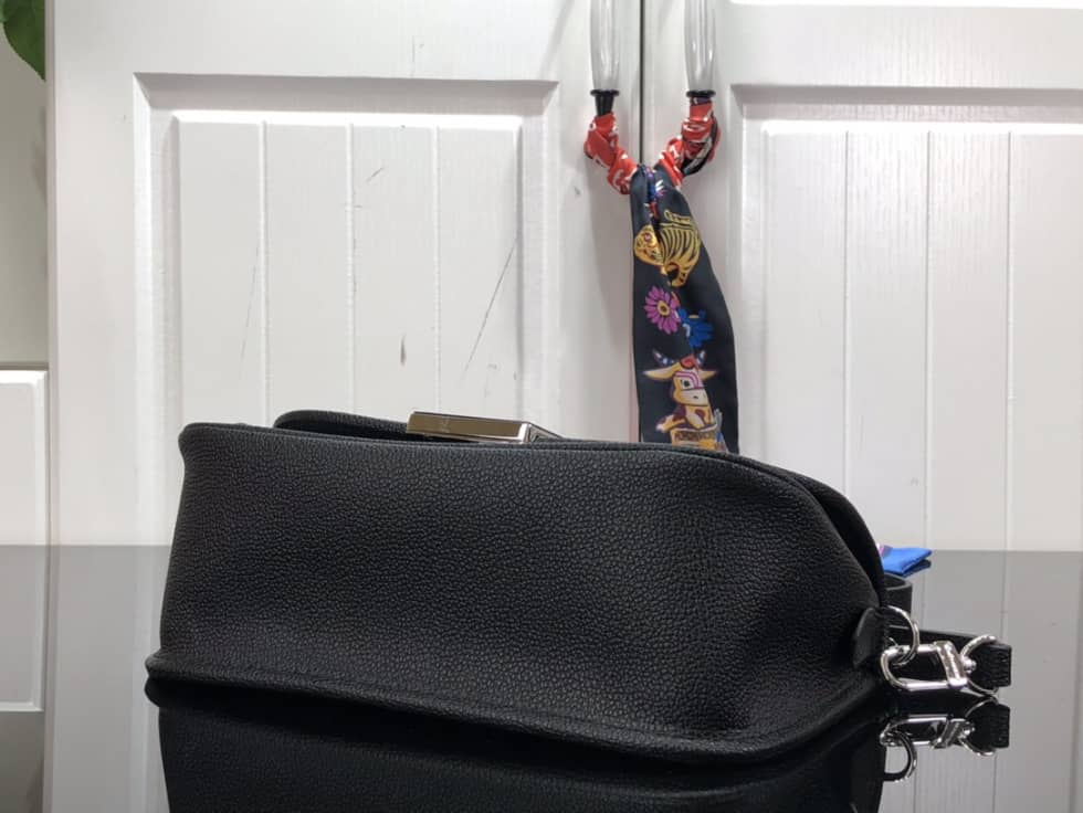 L0vis Vvtt0n Buci Epi Leather M59386 Replica Crossbody Bag