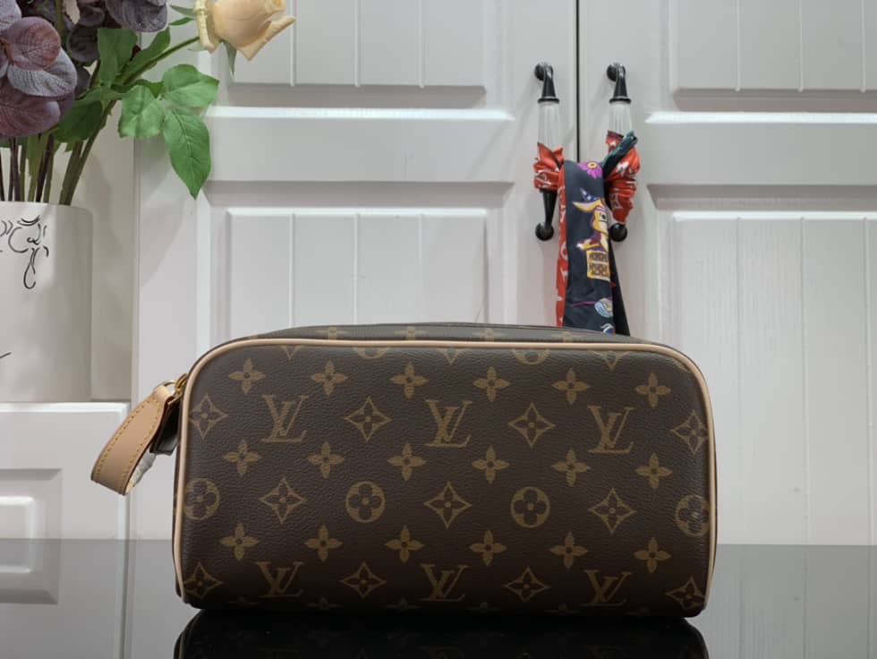 L0vis Vvtt0n Dopp Kit Toilet Pouch Monogram Canvas M44494 Replica