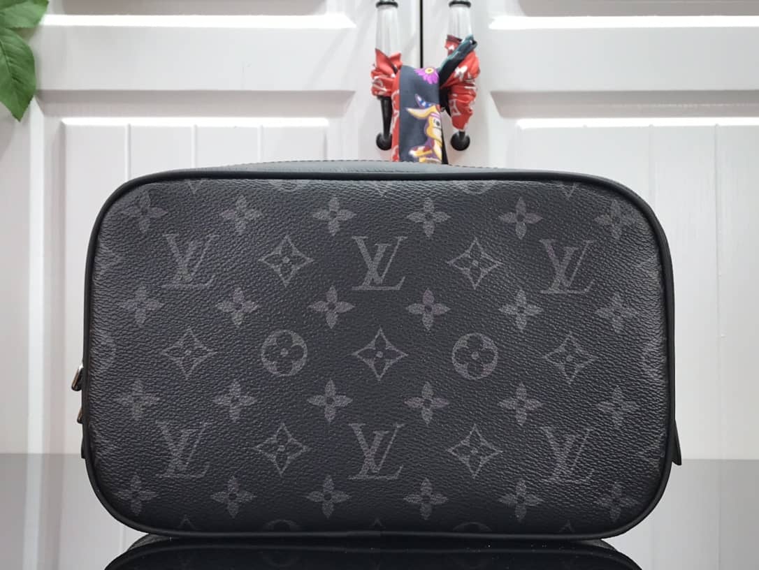 L0vis Vvtt0n Monogram Eclipse Toiletry Pouch M43383