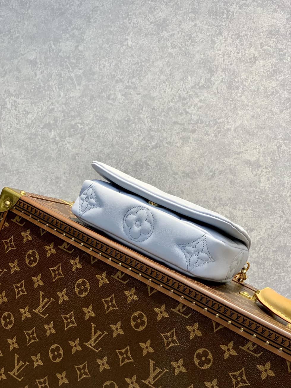 L0vis Vvtt0n Wallet On Strap Bubblegram Blue Glacier M81399 Replica