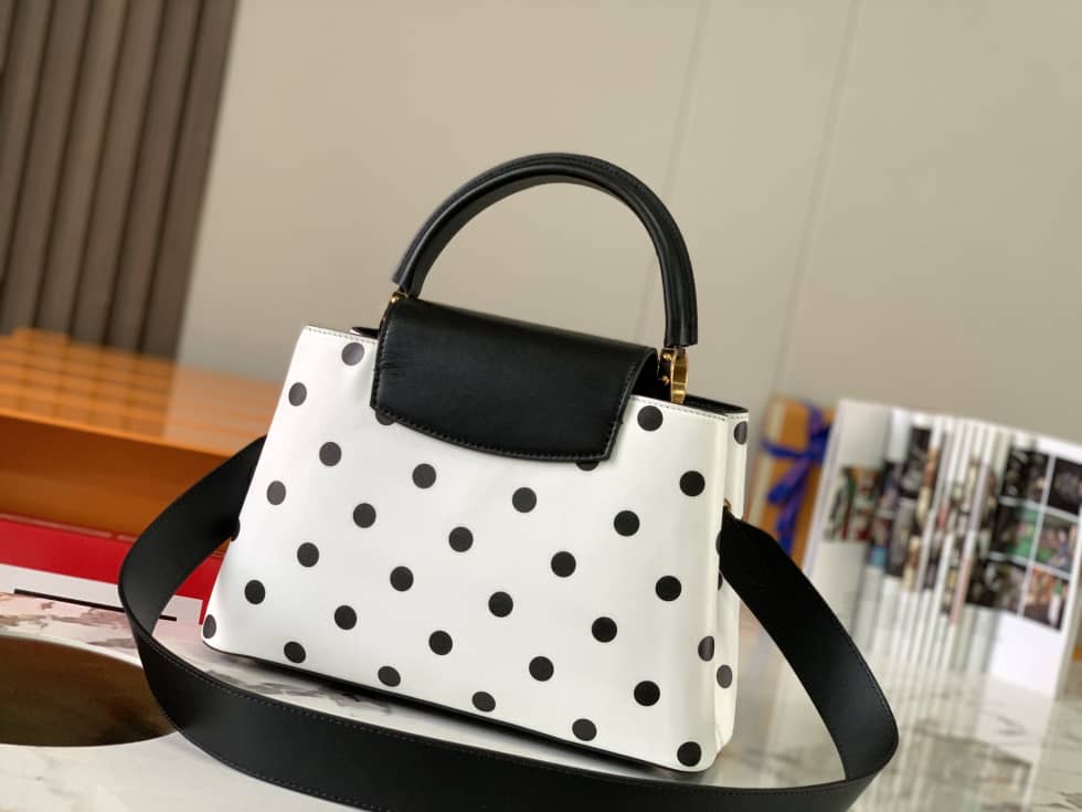 L0vis Vvtt0n Capucines MM Bag M20374 Replica Shoulder Bag