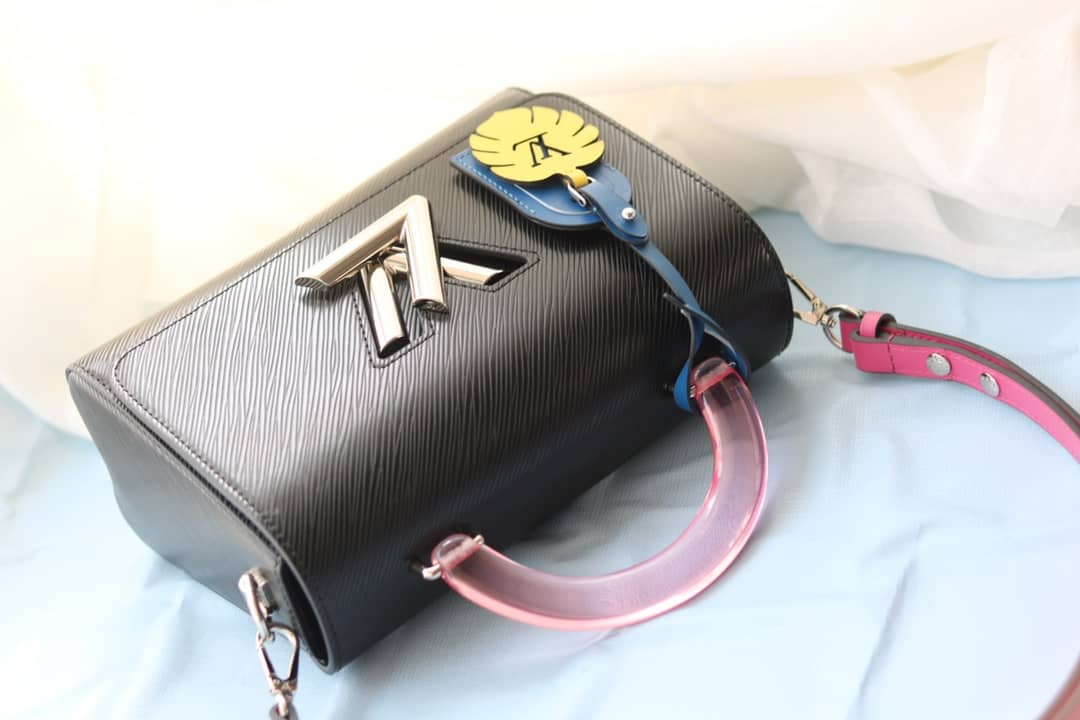 L0vis Vvtt0n Epi Twist PM Chain Black M50332 Replica Crossbody Bag