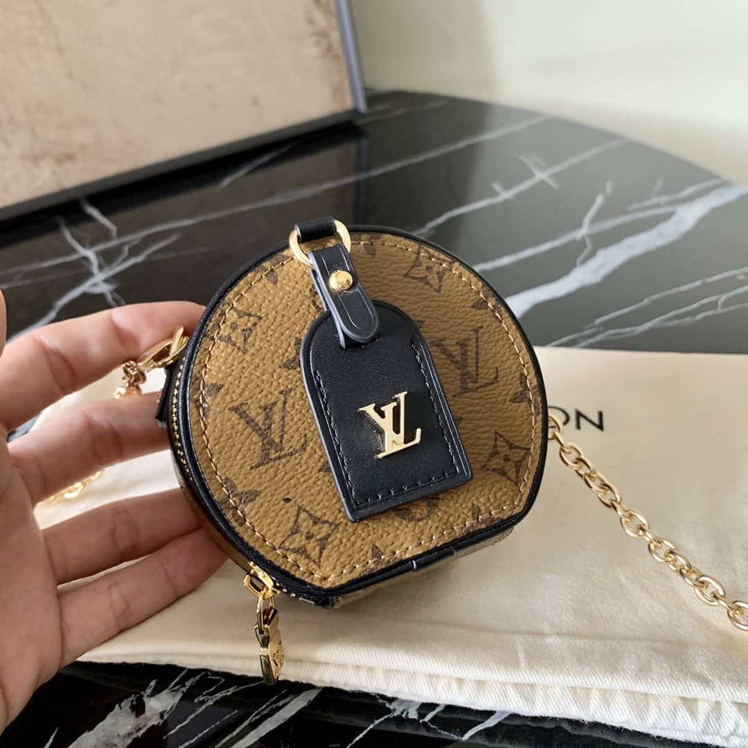 L0vis Vvtt0n Petite Boite Chapeau Necklace Replica Bag M68577