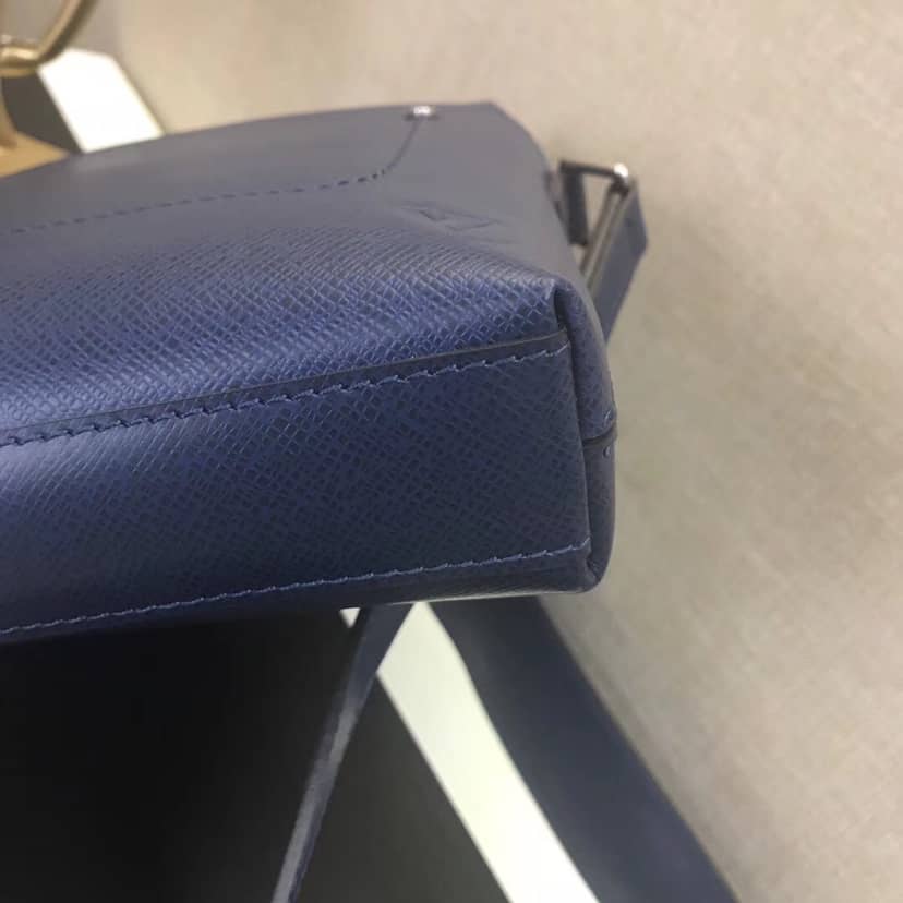 L0vis Vvtt0n Taiga Pochette Grigori Mens Shoulder Bag Replica Blue M30505