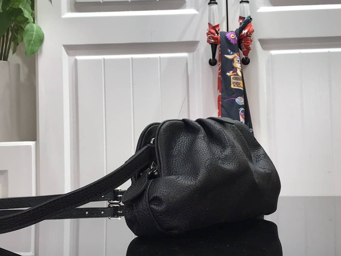 L0vis Vvtt0n Scala Mini Replica Pouch Black M80092
