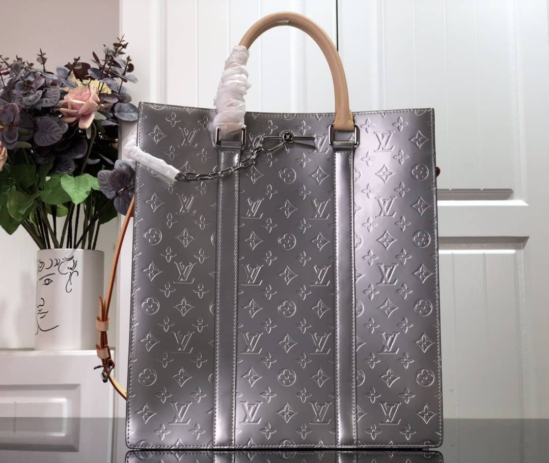 L0vis Vvtt0n Sac Plat Monogram Mirror Coated Shoulder Bag Replica Silver M45884