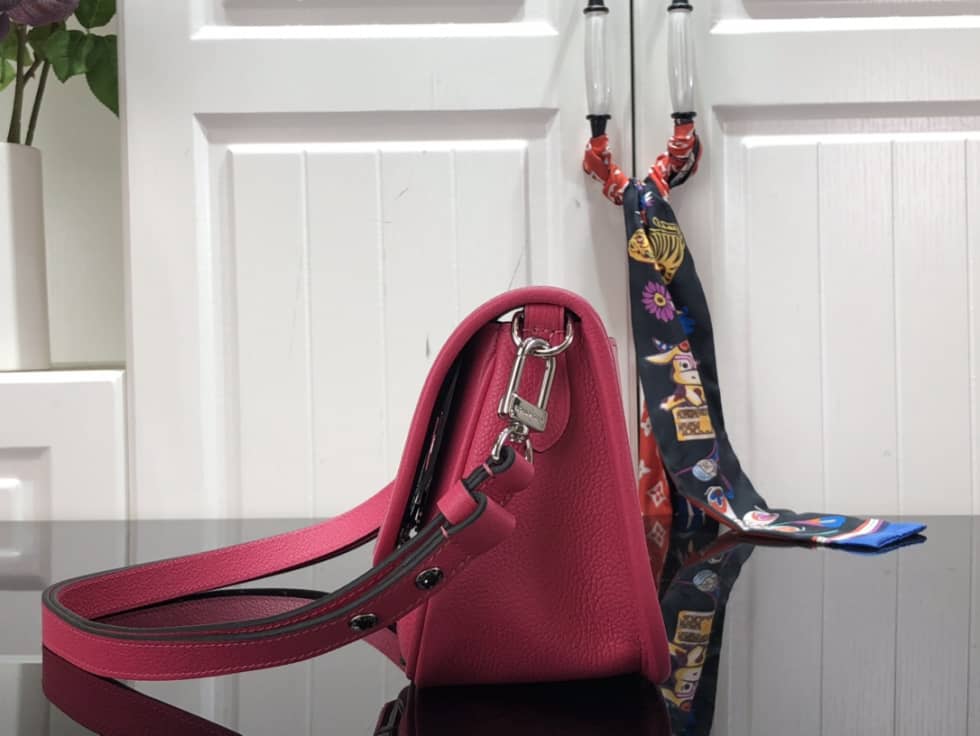 L0vis Vvtt0n Buci Epi Dragon Fruit M59460 Replica Crossbody Bag
