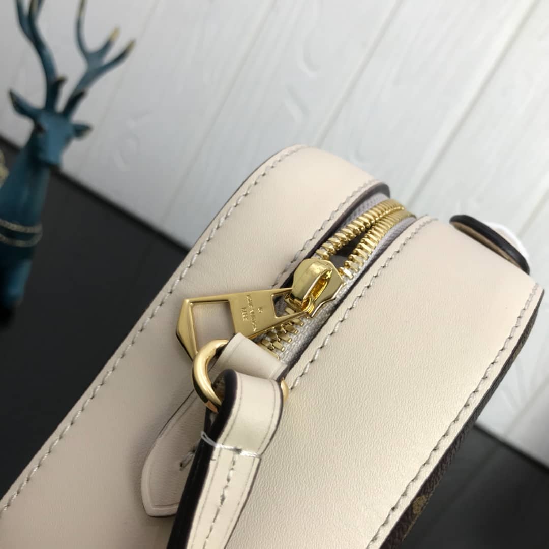 L0vis Vvtt0n Canvas Saintonge Replica Camera Bag White M43555
