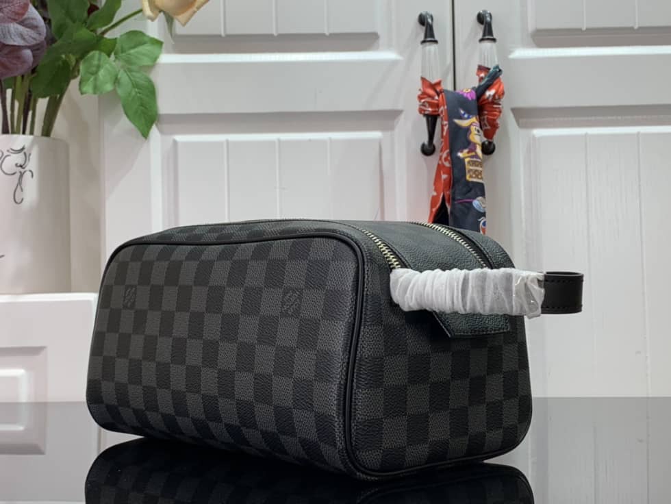 L0vis Vvtt0n Dopp Kit Toilet Pouch Monogram Canvas M44494 Replica
