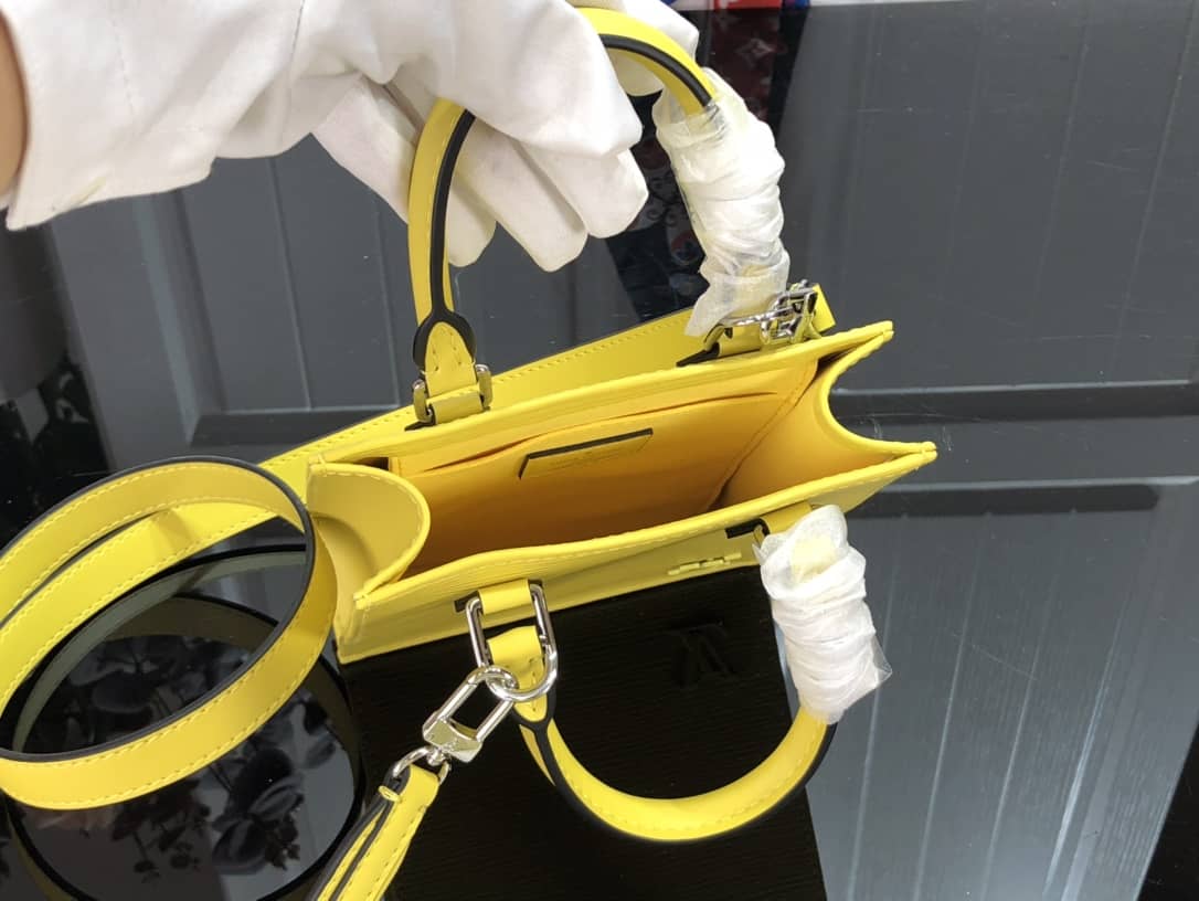 L0vis Vvtt0n Petit Sac Plat Flat Shoulder Bag Replica Yellow M80169