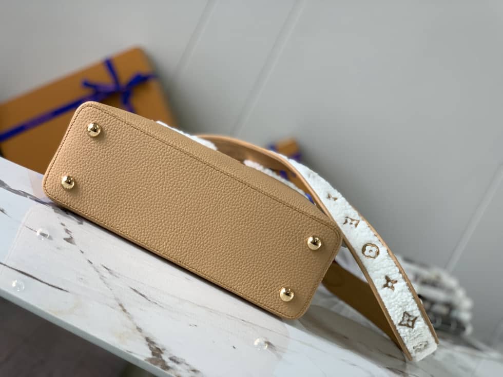 L0vis Vvtt0n Capucines MM Beige M59073 Replica Crossbody Bag