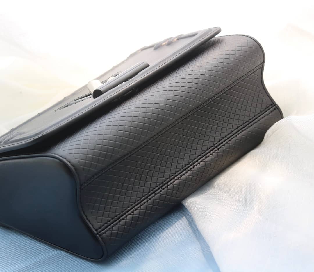 L0vis Vvtt0n Twist Epi Handbag Replica Black M50320