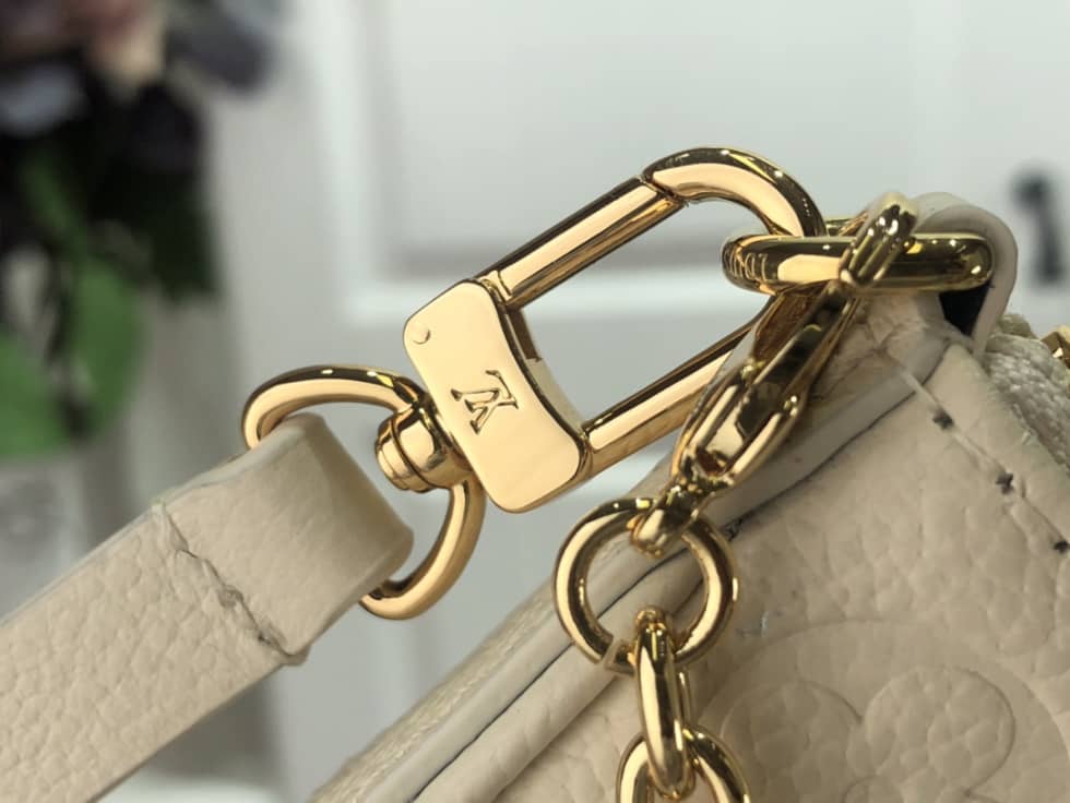 L0vis Vvtt0n Easy Pouch On Strap Creme White Empreinte M81066 Replica