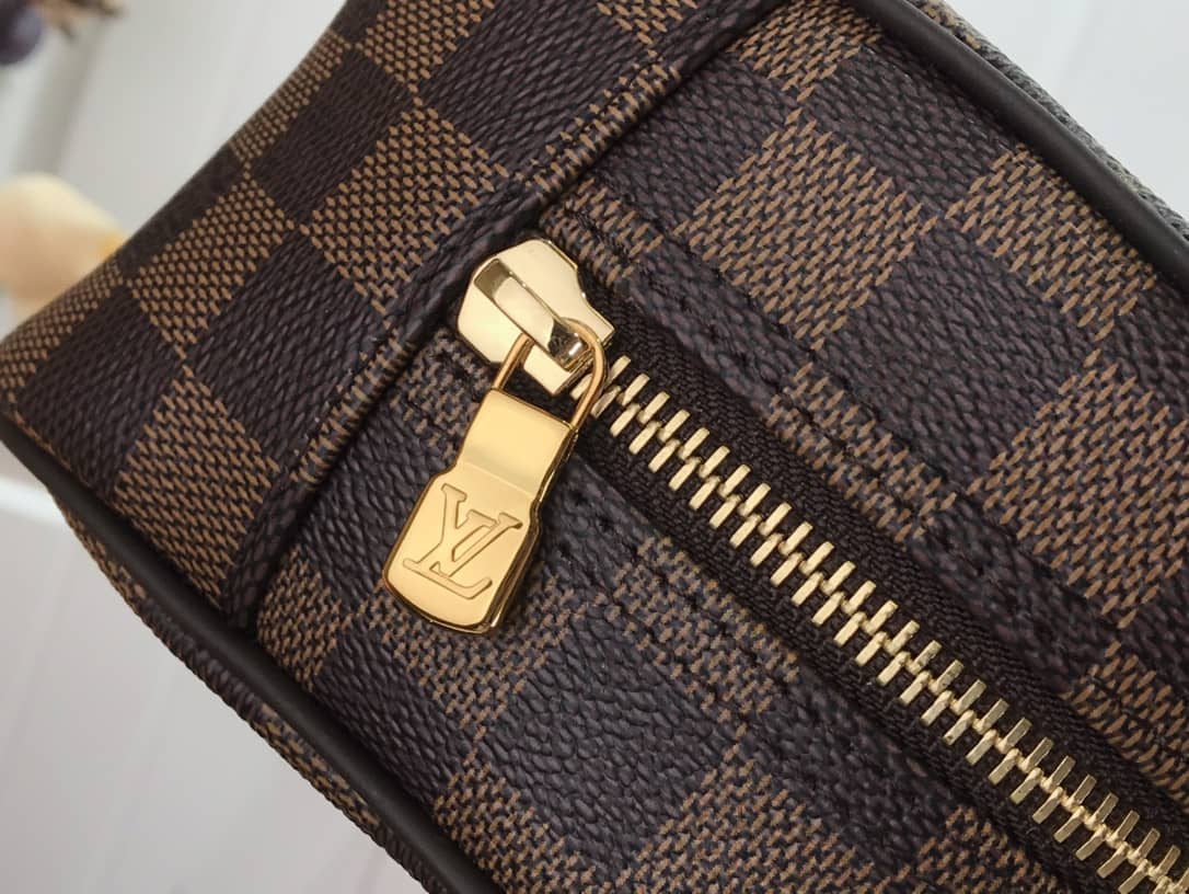 L0vis Vvtt0n Damier Ebene Toiletry Bag Replica M47527