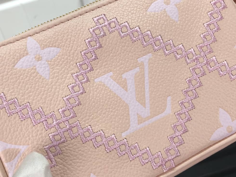 L0vis Vvtt0n Mini Pochette Accessoires Empreinte Broderies Pink M81140 Replica
