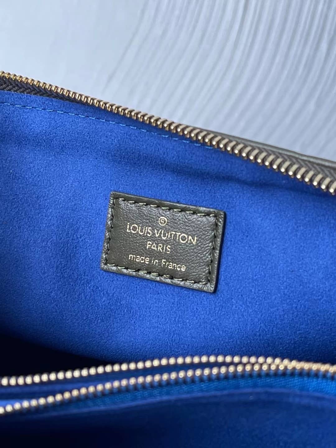 L0vis Vvtt0n Coussin MM Embossed M57782 Replica Shoulder Bag