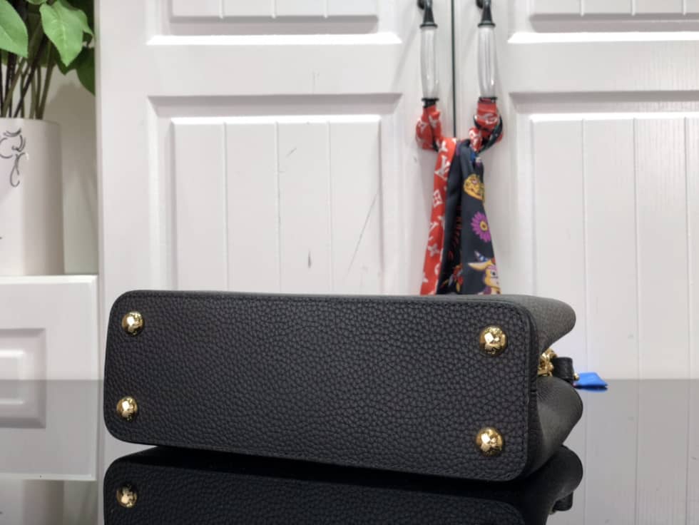 L0vis Vvtt0n Capucines BB Black M58732 Replica Crossbody Bag