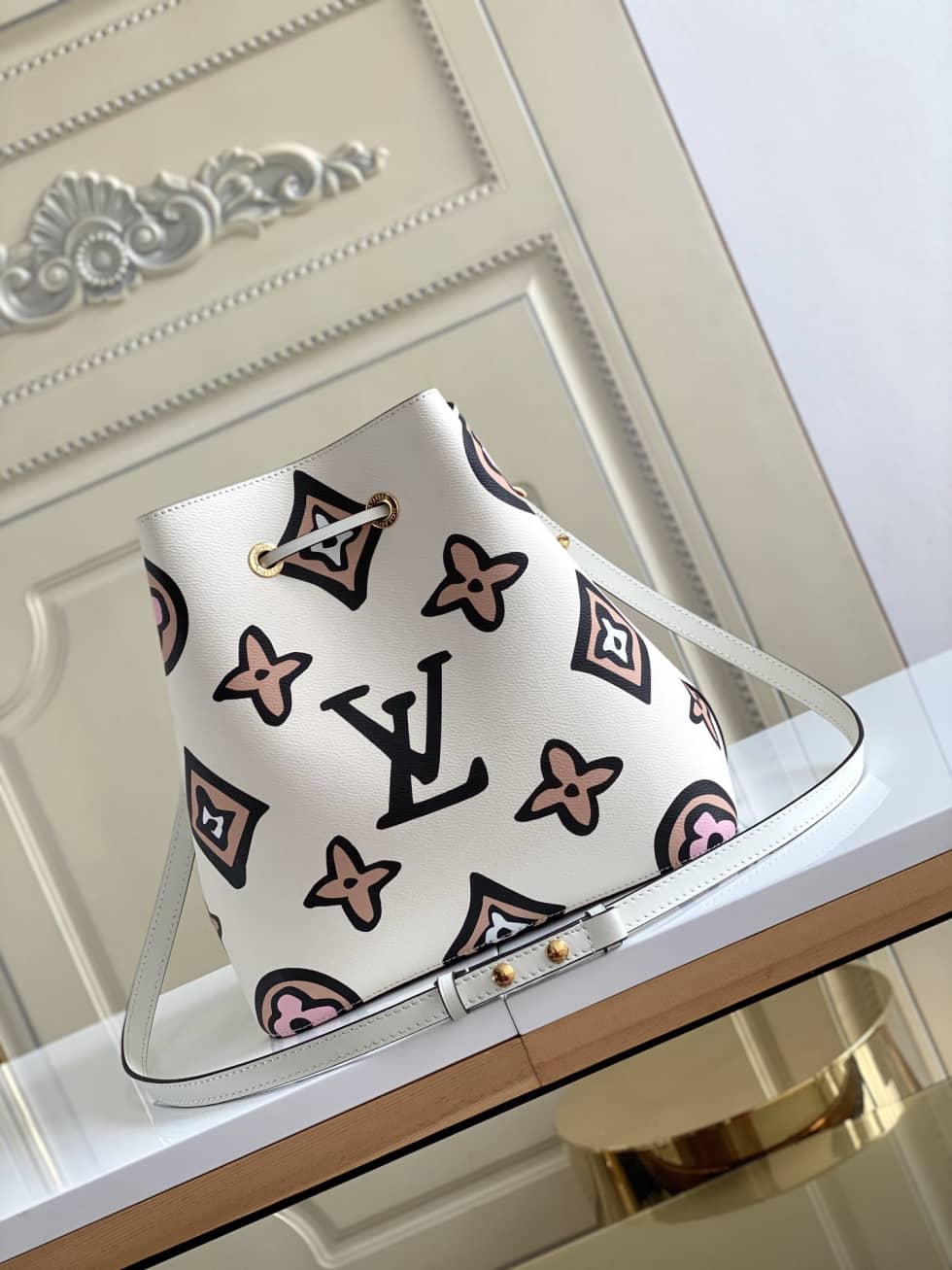 L0vis Vvtt0n NeoNoe Monogram Giant Jungle White M44679 Replica Bucket Bag