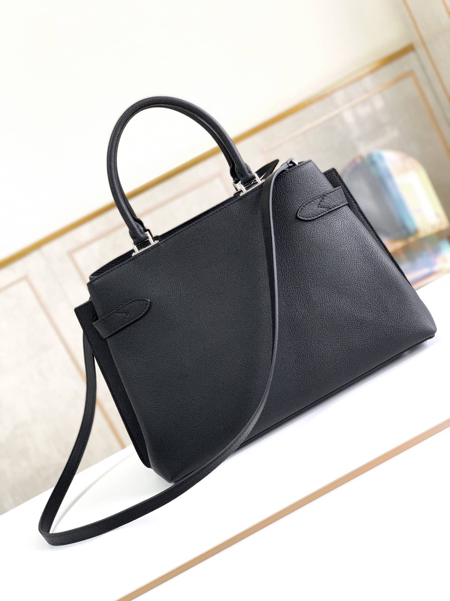 L0vis Vvtt0n Lockme Day Tote Replica Black M53730