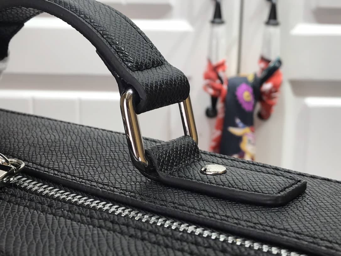 L0vis Vvtt0n Briefcase Taiga Leather Black M30769 Replica