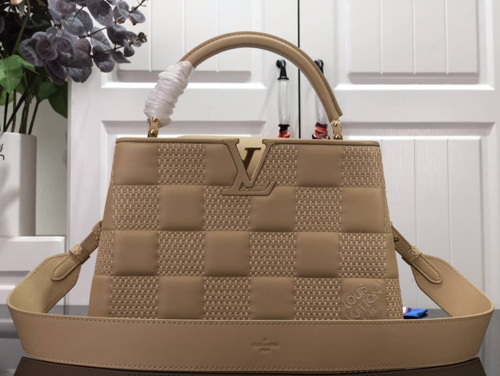 L0vis Vvtt0n Capucines MM Beige M59225 Replica Shoulder Bag