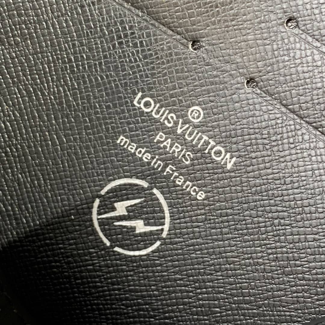 L0vis Vvtt0n Pochette Voyage Bag M64440 Replica