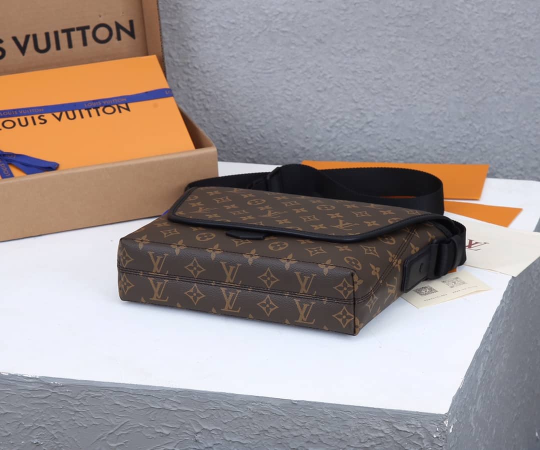 L0vis Vvtt0n Monogram Magnetic Messenger Bag Replica M45557