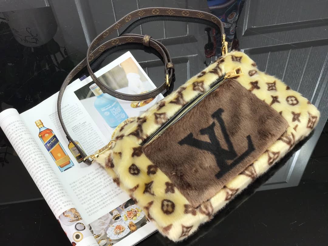 L0vis Vvtt0n In The Winter Muff Replica Bag M76094