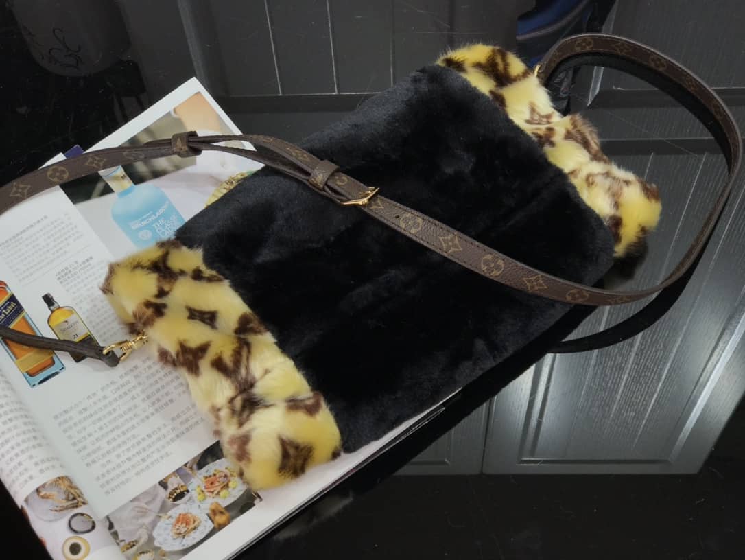 L0vis Vvtt0n In The Winter Muff Replica Bag M76094