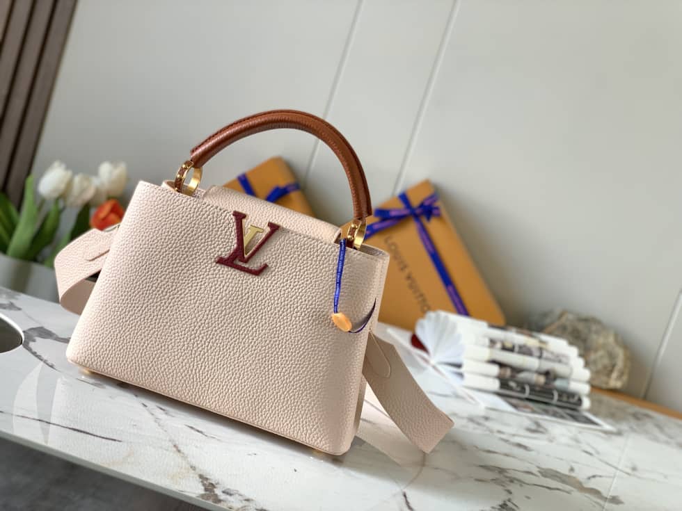 L0vis Vvtt0n Capucines Taurillon Leather Shoulder Bag Replica