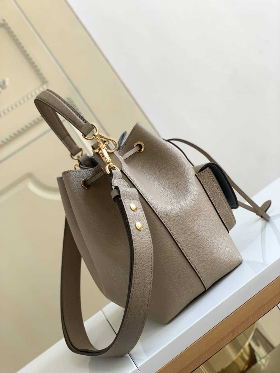 L0vis Vvtt0n Lockme Grained Calf Leather Greige M57688 Replica Bucket Bag