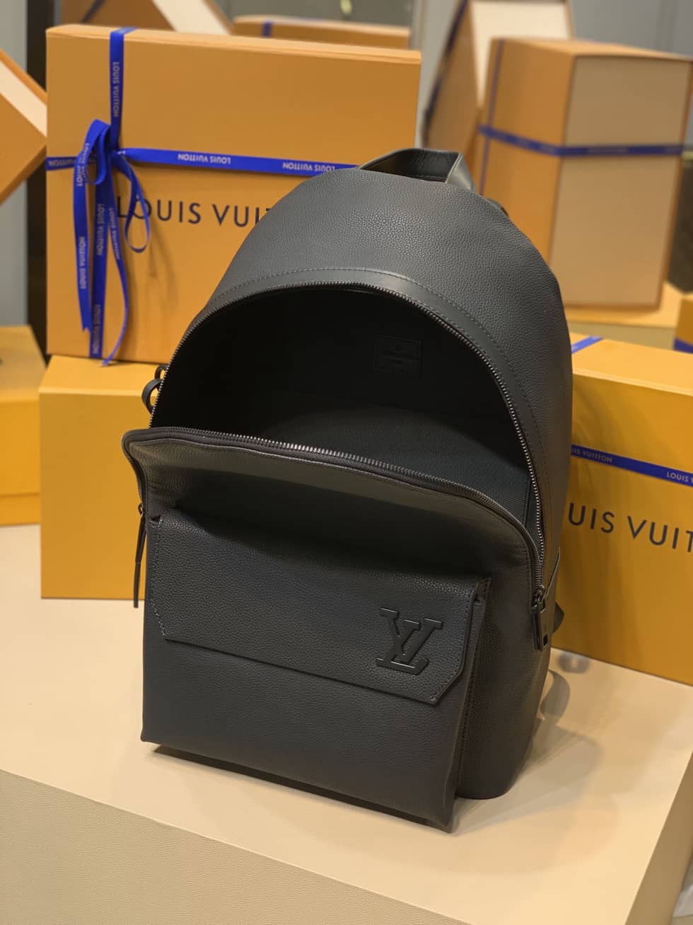 L0vis Vvtt0n Aerogram Leather Black M57079 Replica Backpack
