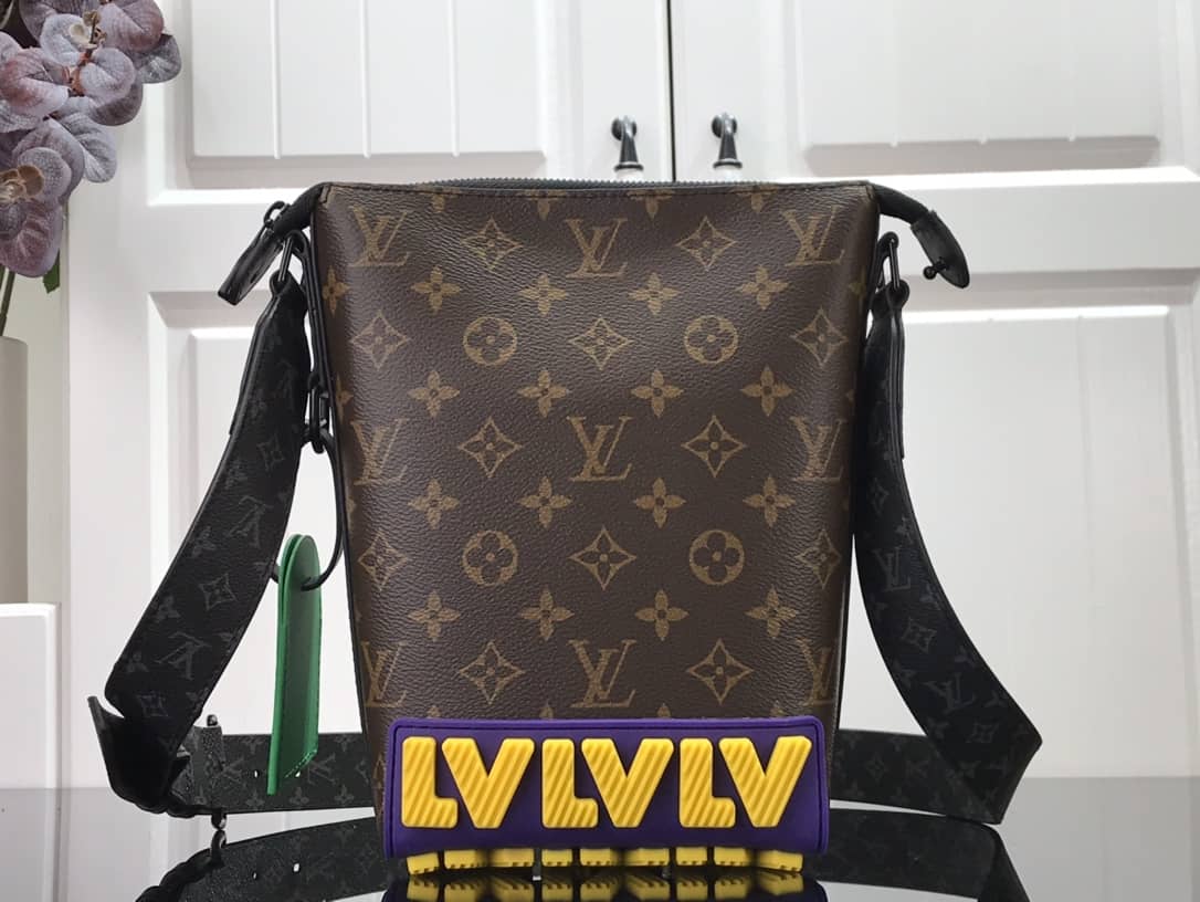 L0vis Vvtt0n Monogram Coated Canvas Cruiser Messenger Bag Replica M57966